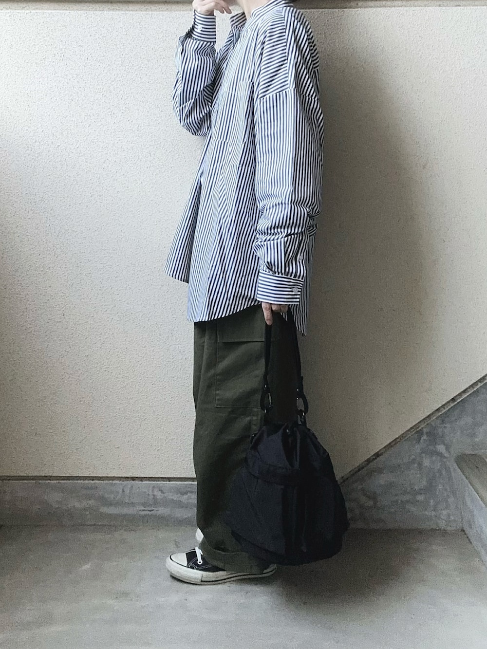 ブラック系のシャツ/ブラウス、ホワイト系のTシャツ/カットソー、グリーン系のカーゴパンツを着用したレディースの春コーディネートの3枚目の写真