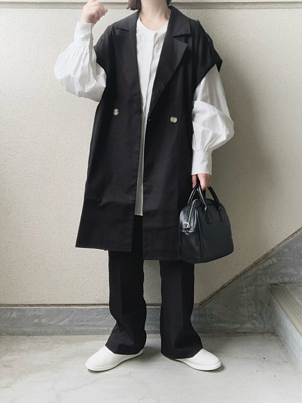 「notch.、ベスト、ジレ、オーバーサイズ、バンドカラーシャツ、ボリューム袖、クラークス、clarks、モノトーンコーデ、スラックス、低身長」｜「notch.のトレンチポンチョ（その他アウター、ブラック系）」を使った、あやたさん（レディース・152cm）の夏コーディネートの5枚目の写真