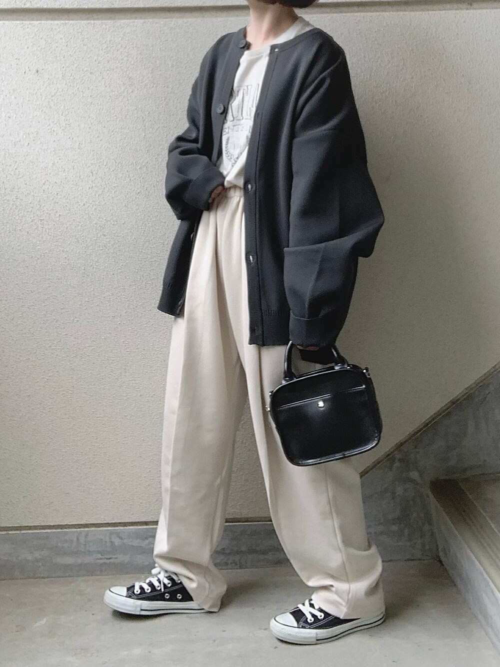 グレー系のカーディガン/ボレロ、ホワイト系のスウェットパンツ、ブラック系のスニーカーを着用したレディースの冬コーディネートの2枚目の写真