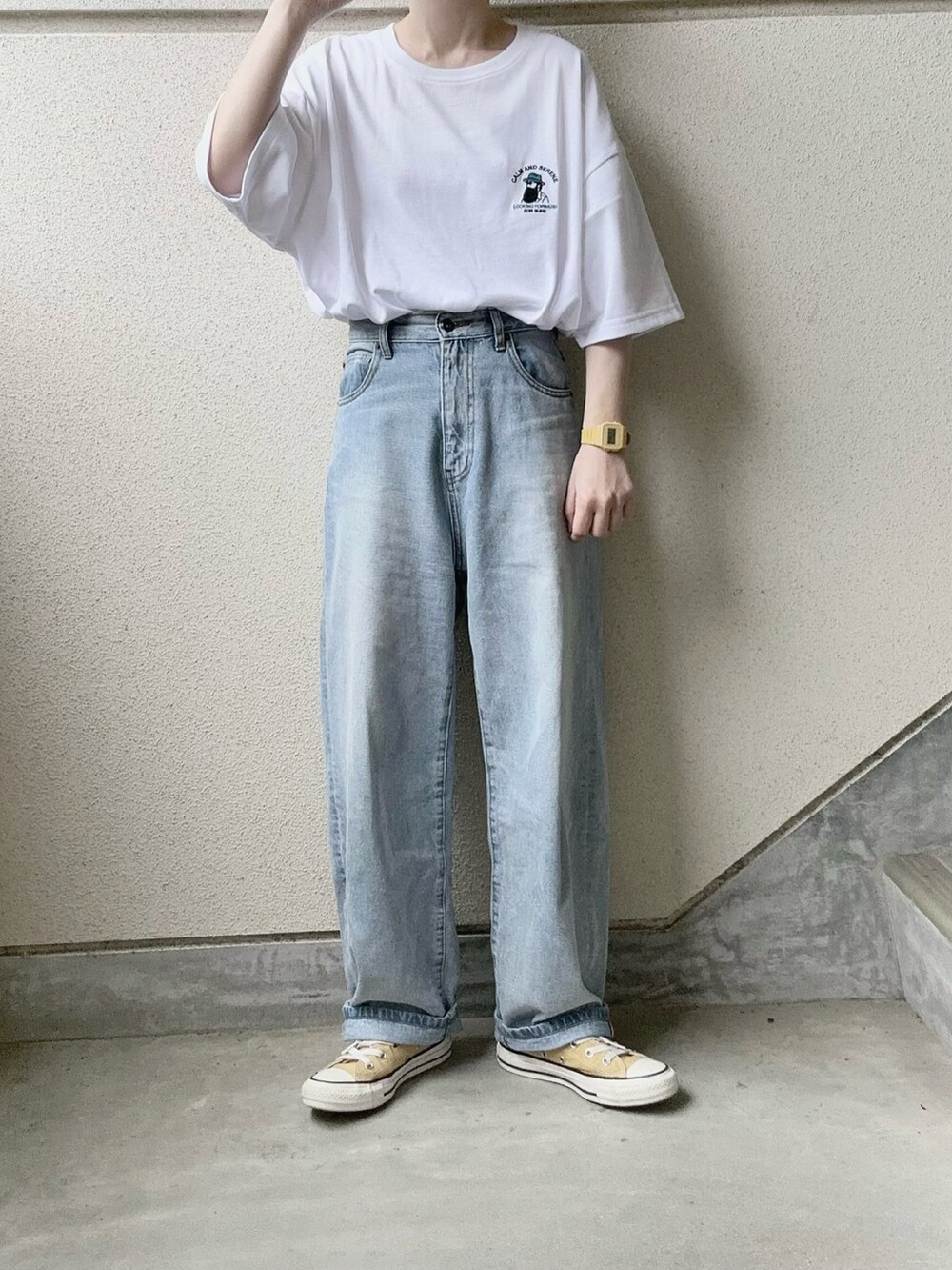 ホワイト系のTシャツ/カットソーを着用したレディースの春コーディネートの3枚目の写真