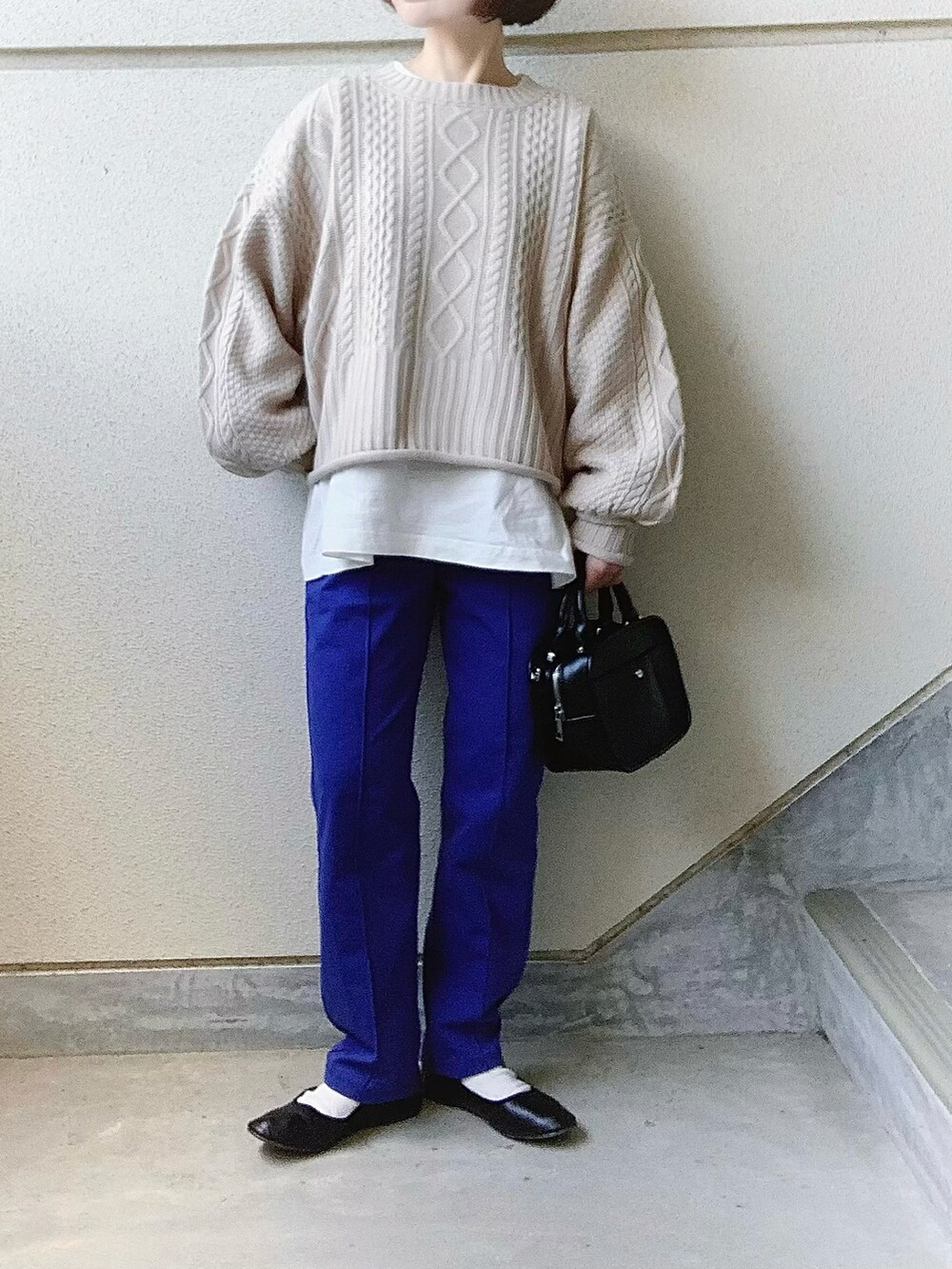 ベージュ系のニット/セーター、ブルー系のスウェットパンツ、ブラック系のバレエシューズを着用したレディースの冬コーディネートの2枚目の写真