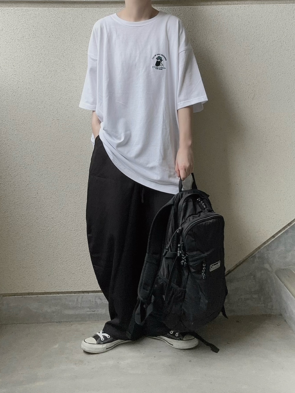 ホワイト系のTシャツ/カットソーを着用したレディースの春コーディネートの4枚目の写真