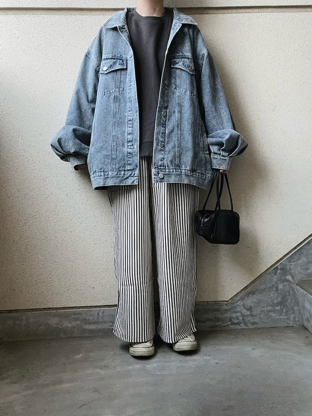 ブルー系のその他パンツ、ブルー系のデニムジャケット、ブラック系のスウェットを着用したレディースの春コーディネートの3枚目の写真