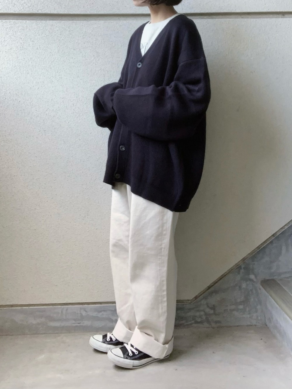 ブルー系のカーディガン/ボレロを着用したレディースの秋コーディネートの3枚目の写真