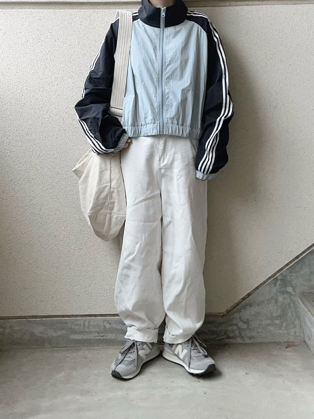 ブルー系のナイロンジャケットを着用したレディースの冬コーディネートの3枚目の写真