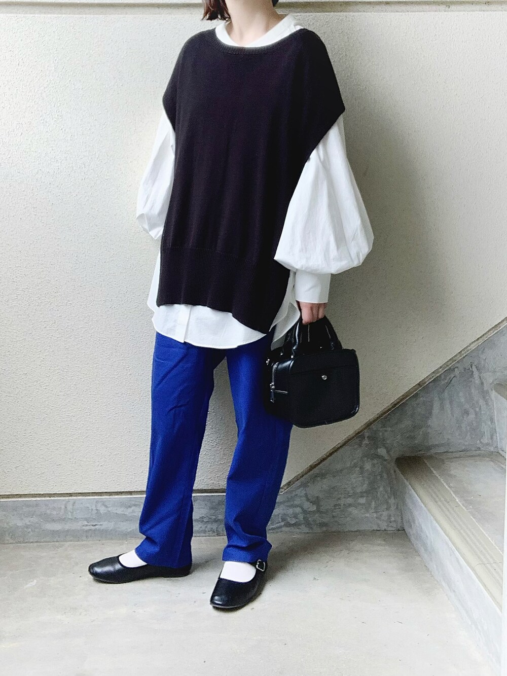 ブルー系のその他パンツ、ブラック系のベスト、ホワイト系のシャツ/ブラウスを着用したレディースの春コーディネートの2枚目の写真