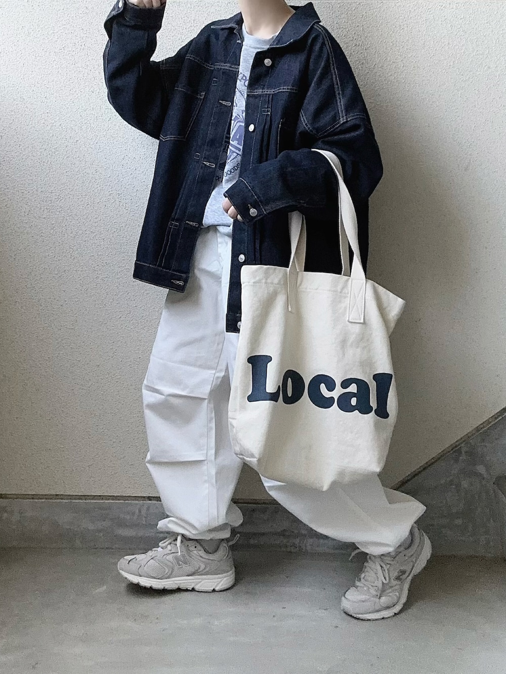 ホワイト系のカーゴパンツ、ブルー系のデニムジャケット、グレー系のスニーカーを着用したレディースの冬コーディネートの4枚目の写真