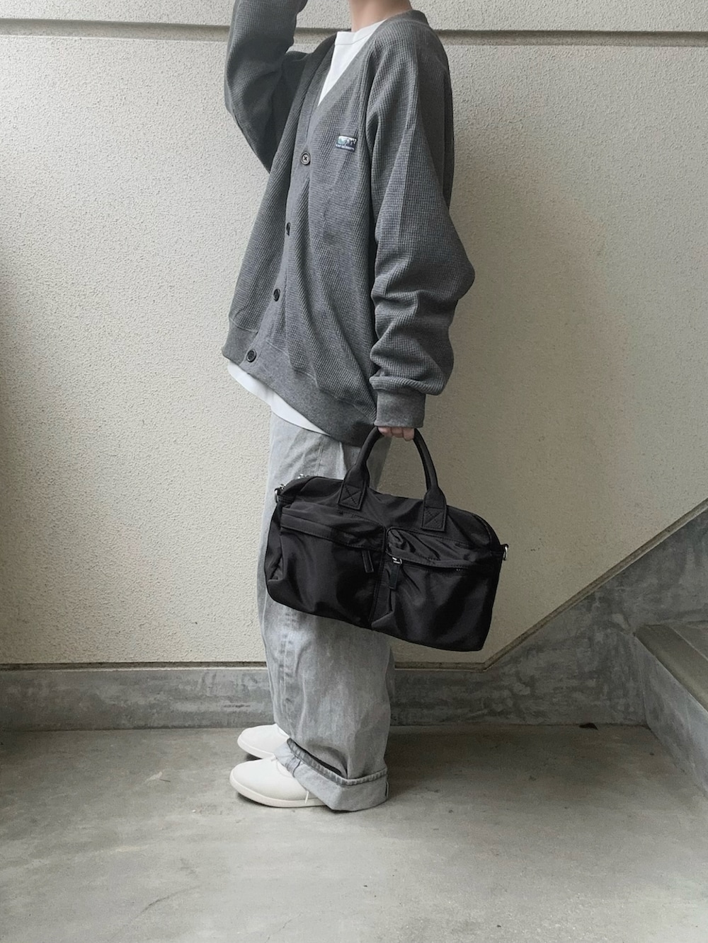 グレー系のカーディガン/ボレロ、ブラック系のショルダーバッグを着用したレディースの冬コーディネートの3枚目の写真