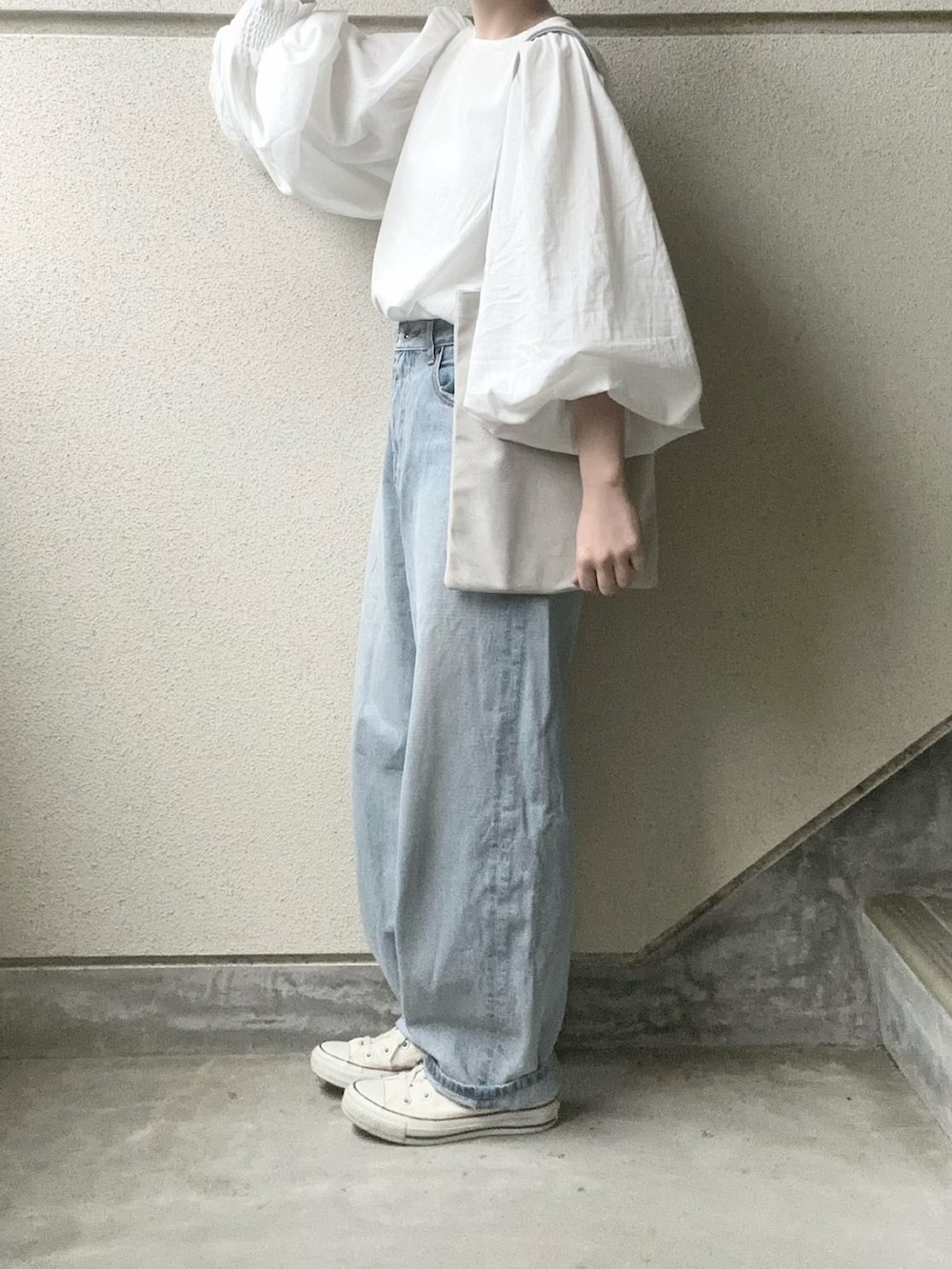 ホワイト系のシャツ/ブラウス、ブルー系のデニムパンツ、グレー系のトートバッグを着用したレディースの春コーディネートの4枚目の写真