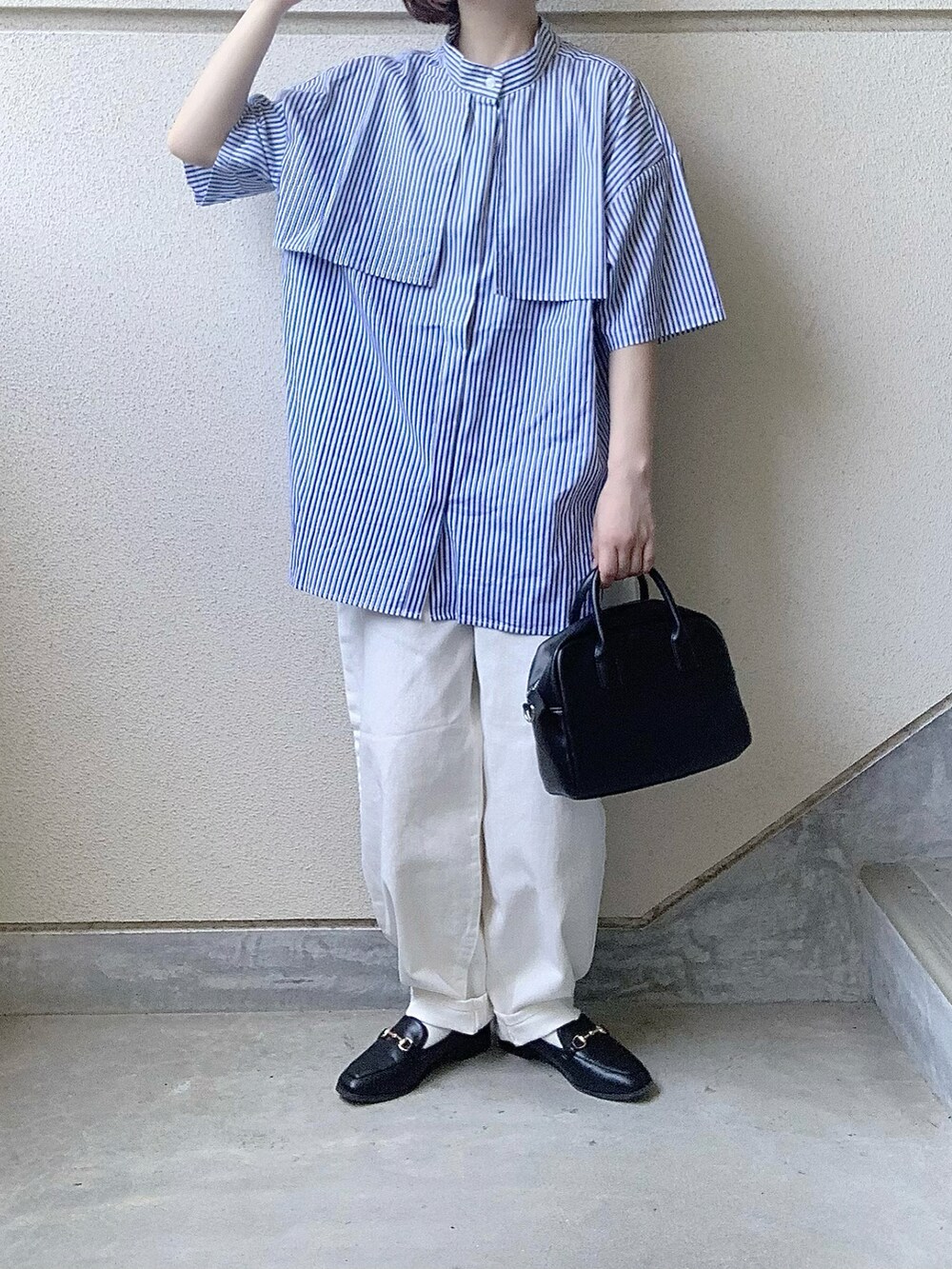 ブルー系のシャツ/ブラウス、ホワイト系のデニムパンツを着用したレディースの夏コーディネートの3枚目の写真