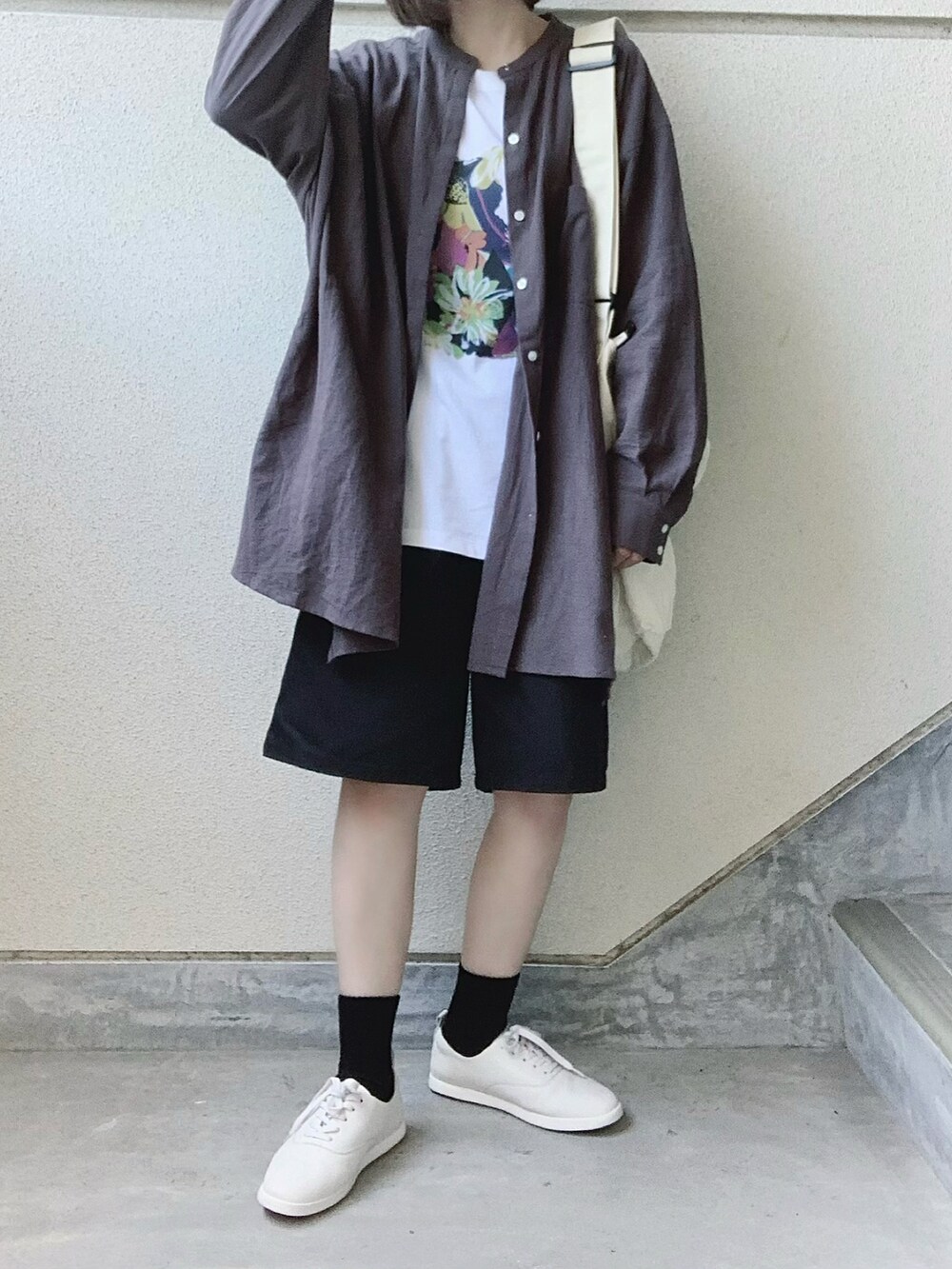 グレー系のシャツ/ブラウス、その他のTシャツ/カットソー、ホワイト系のショルダーバッグを着用したレディースの夏コーディネートの4枚目の写真