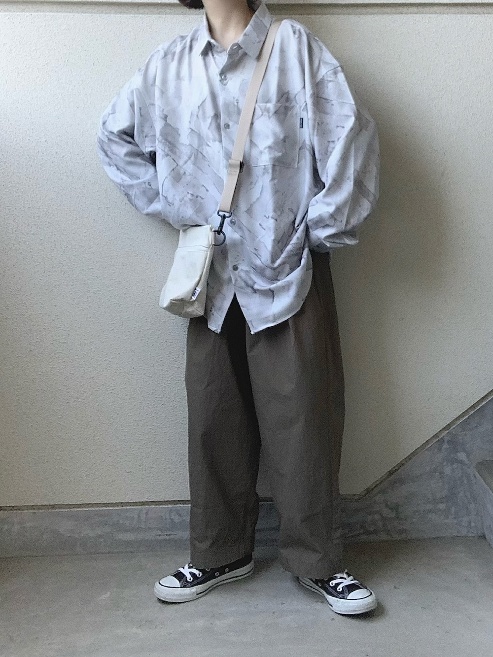 グレー系のシャツ/ブラウス、ブラウン系のその他パンツ、ホワイト系のショルダーバッグを着用したレディースの春コーディネートの2枚目の写真