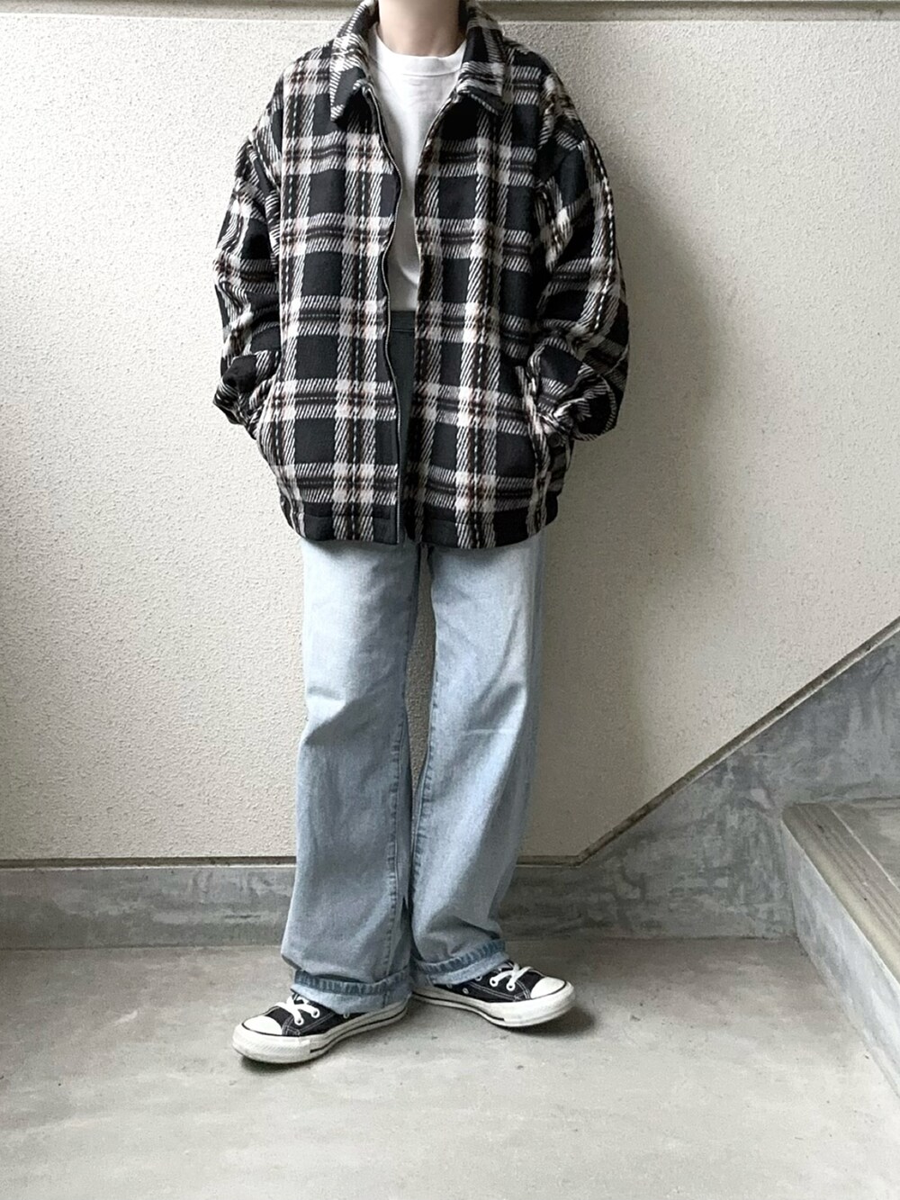 ブラック系のブルゾンを着用したレディースの冬コーディネートの4枚目の写真