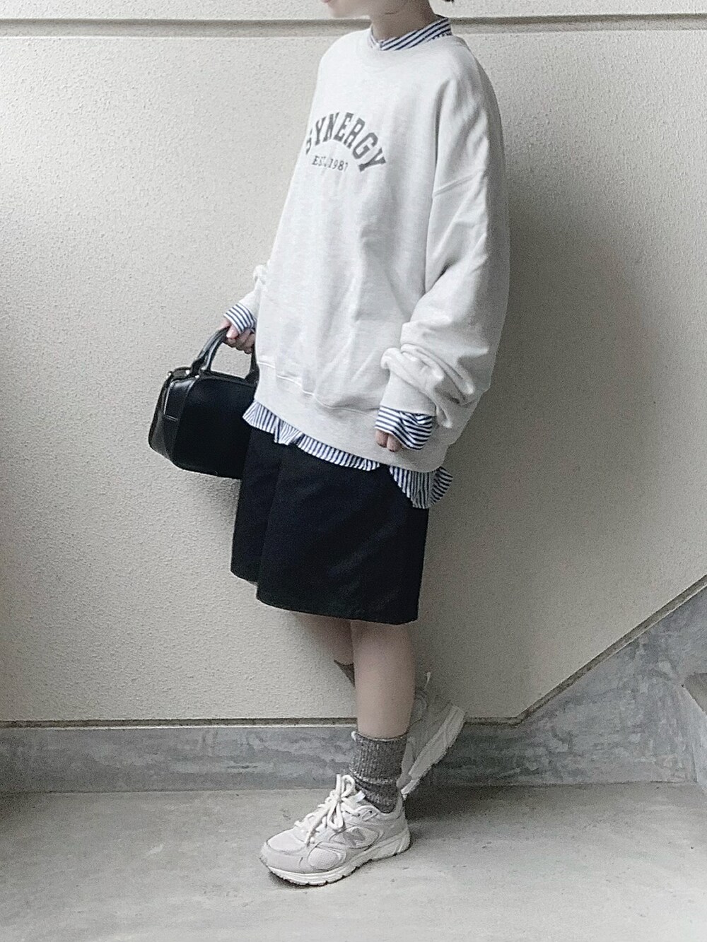 ブラック系のその他パンツ、グレー系のソックス/靴下を着用したレディースの秋コーディネートの3枚目の写真