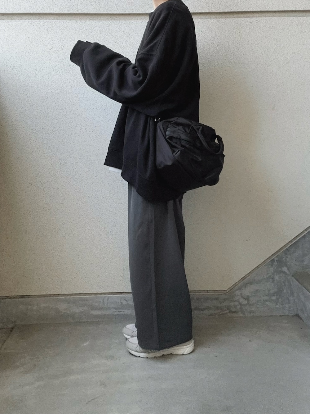 グレー系のスラックスを着用したレディースの春コーディネートの2枚目の写真