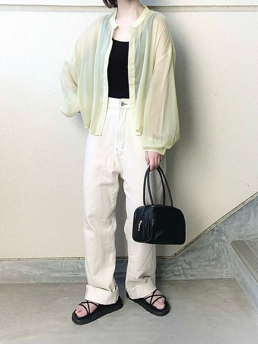 グリーン系のシャツ/ブラウス、ブラック系のサンダル、ブラック系のボストンバッグを着用したレディースの夏コーディネートの2枚目の写真