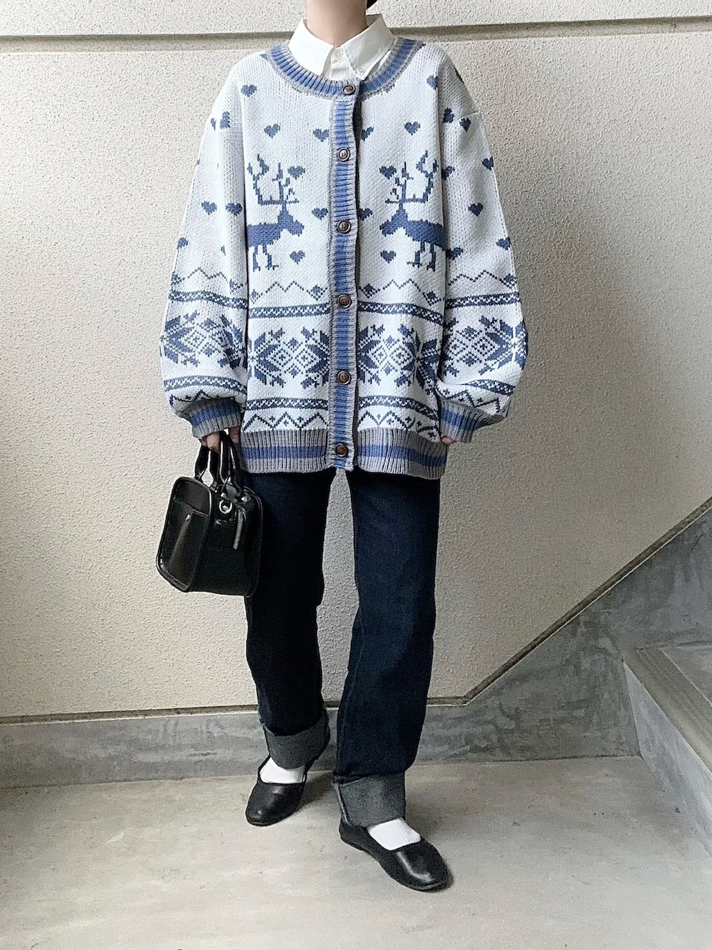 ブルー系のカーディガン/ボレロ、ブルー系のデニムパンツ、ホワイト系のシャツ/ブラウスを着用したレディースの冬コーディネートの4枚目の写真