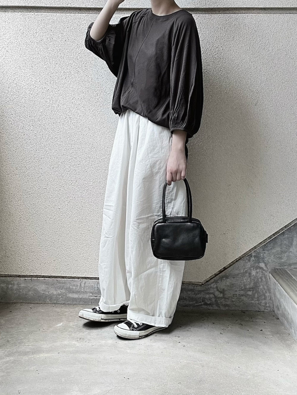 ブラック系のTシャツ/カットソー、ホワイト系のチノパンツを着用したレディースの夏コーディネートの4枚目の写真