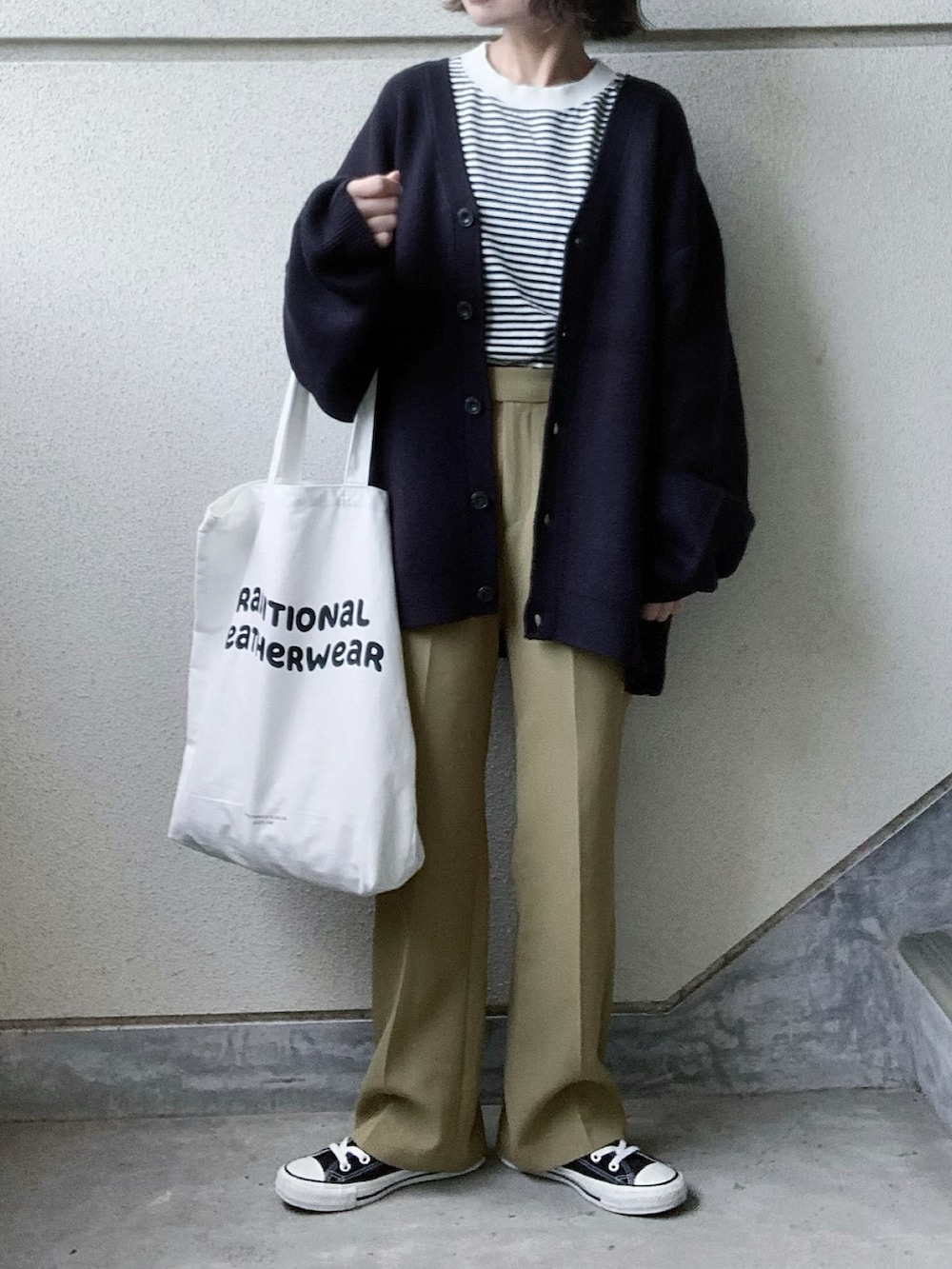 ブルー系のカーディガン/ボレロを着用したレディースの秋コーディネートの5枚目の写真