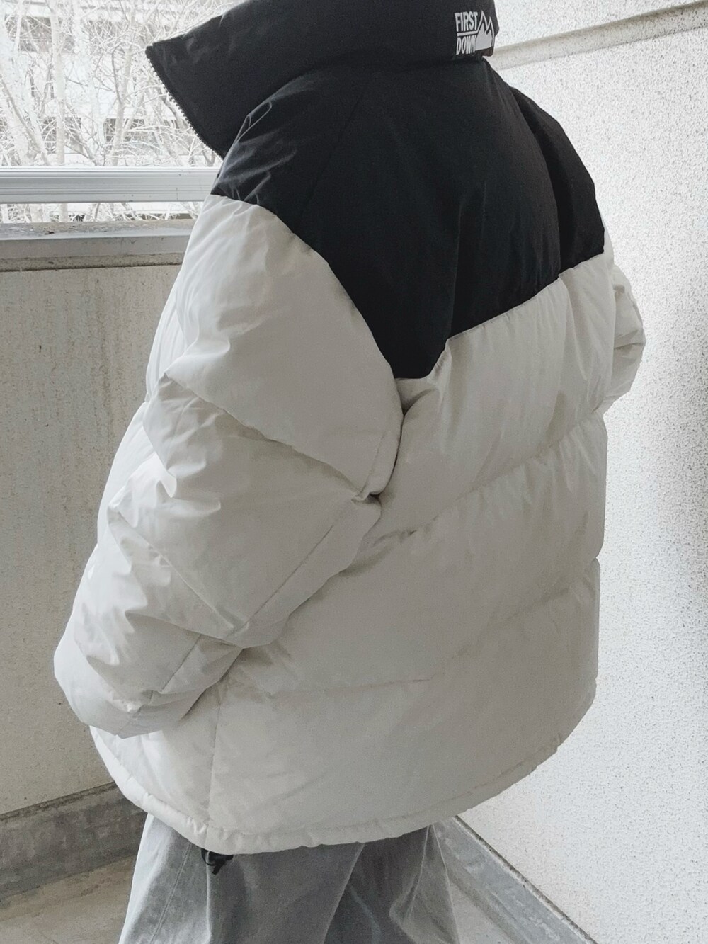 ホワイト系のダウンジャケット/コートを着用したレディースの冬コーディネートの4枚目の写真