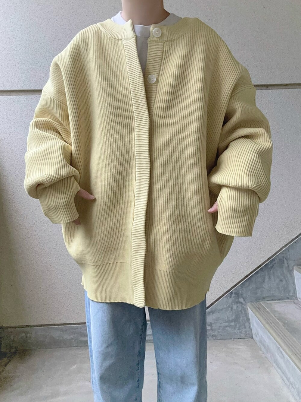 イエロー系のカーディガン/ボレロ、ホワイト系のショルダーバッグを着用したレディースの冬コーディネートの3枚目の写真