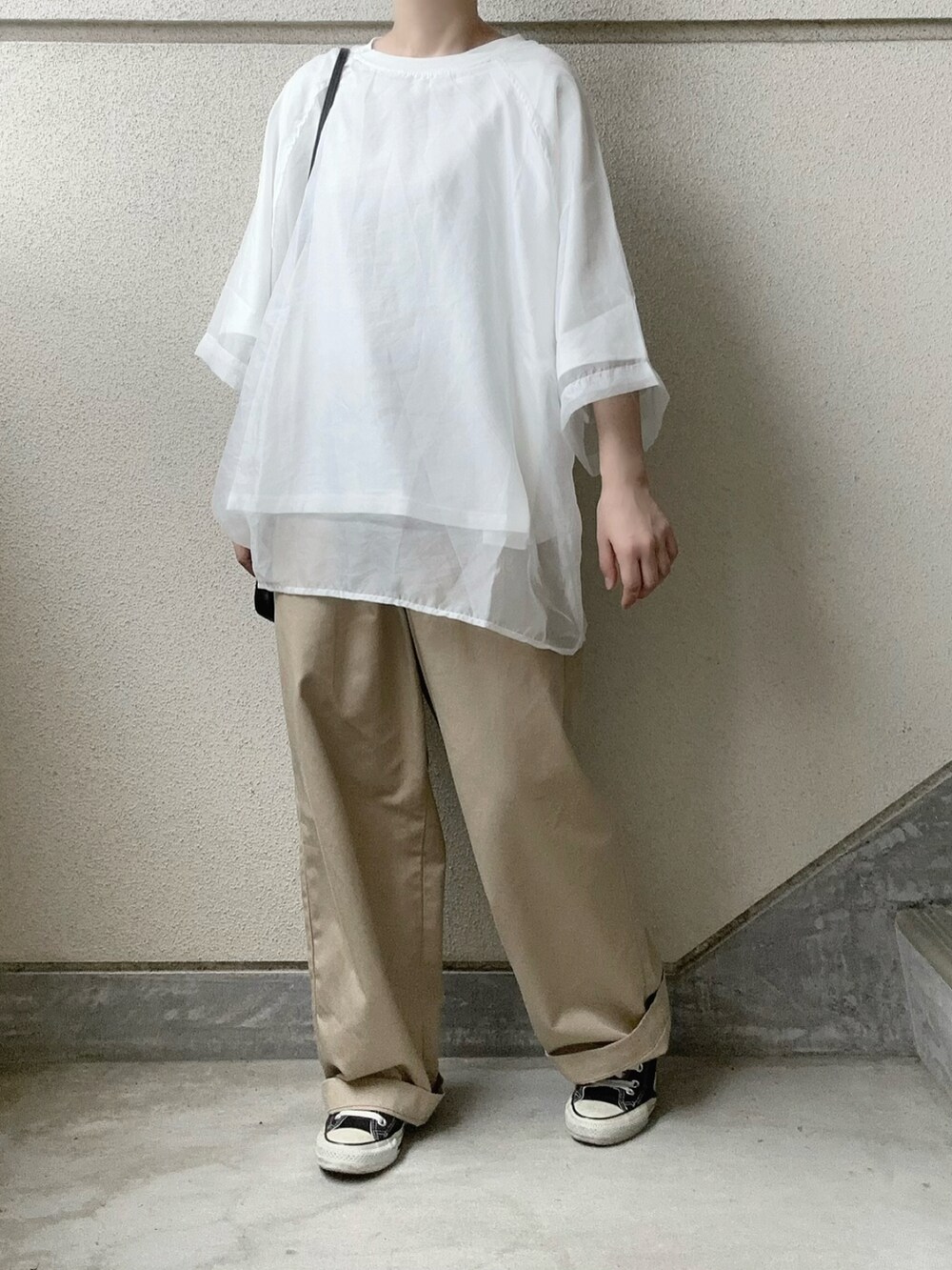 ホワイト系のその他トップス、ベージュ系のチノパンツを着用したレディースの夏コーディネートの3枚目の写真