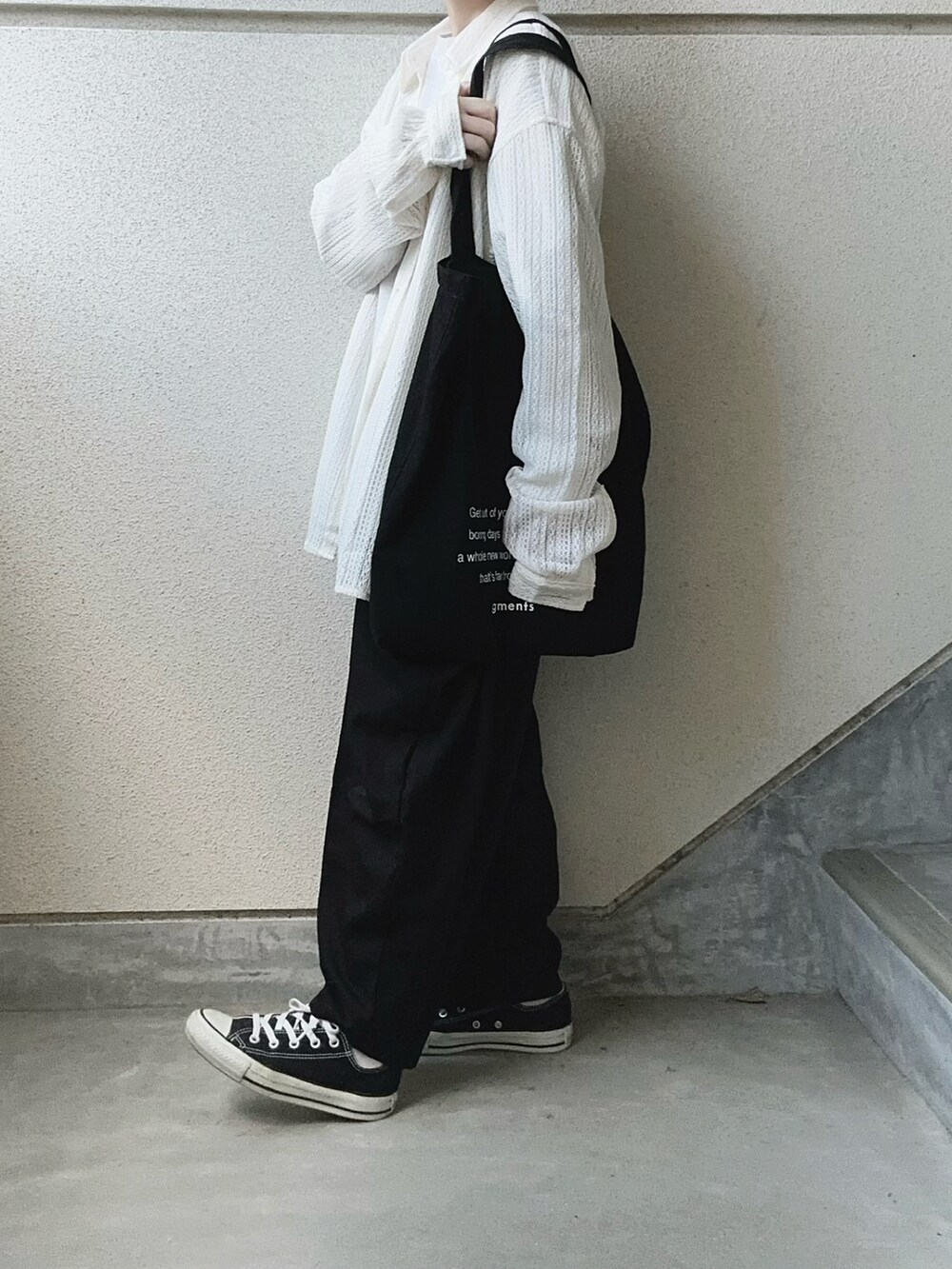 ホワイト系のシャツ/ブラウス、ホワイト系のTシャツ/カットソー、ブラック系のその他パンツを着用したレディースの冬コーディネートの2枚目の写真