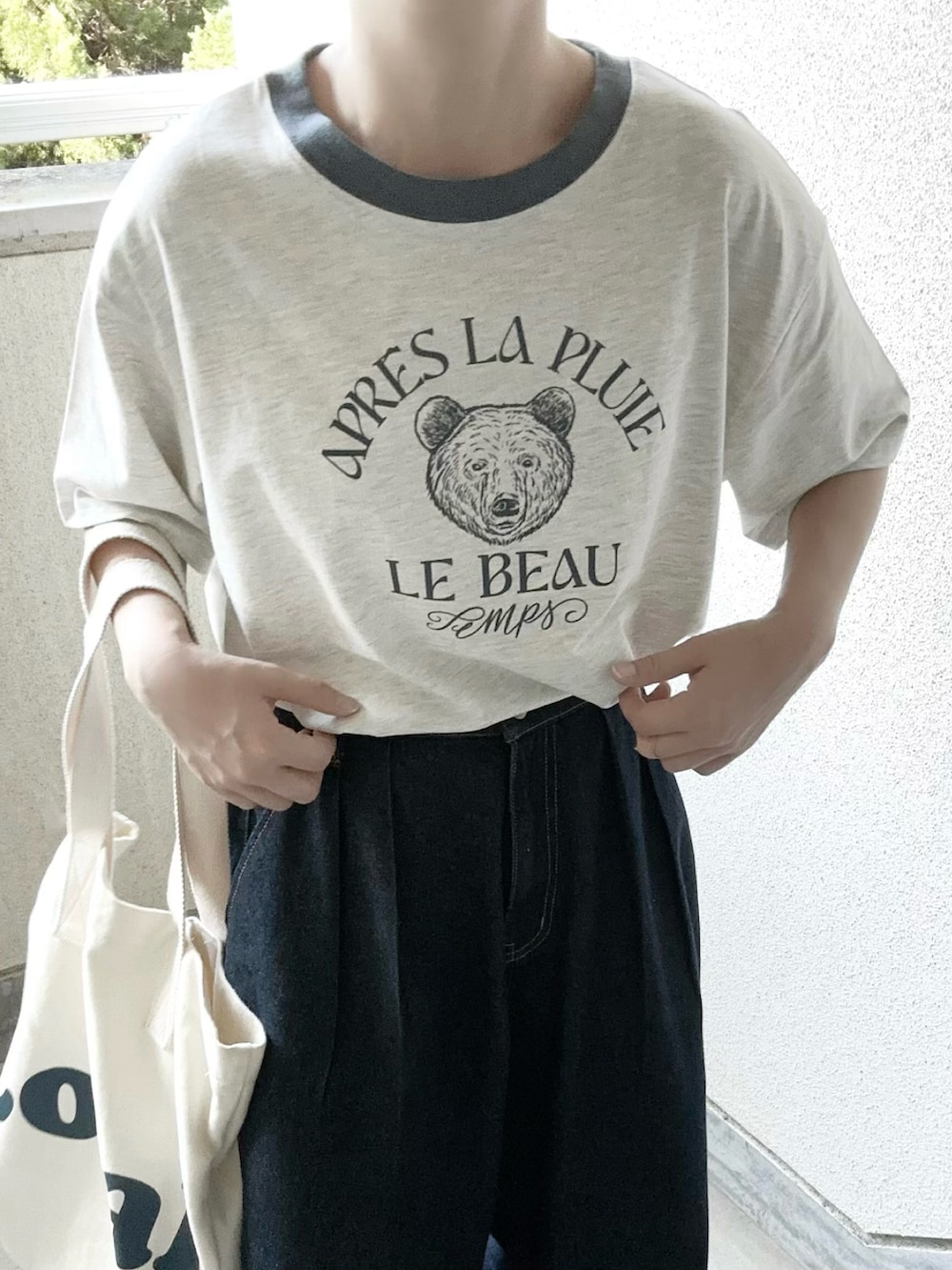 ベージュ系のTシャツ/カットソー、グレー系のスニーカー、ホワイト系のトートバッグを着用したレディースの夏コーディネートの3枚目の写真