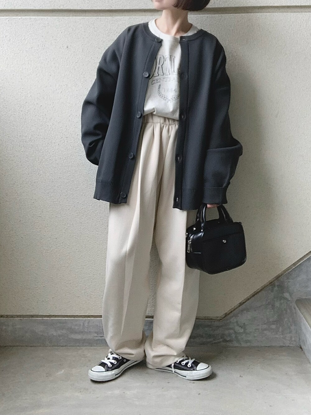 グレー系のカーディガン/ボレロ、ホワイト系のスウェットパンツ、ブラック系のスニーカーを着用したレディースの冬コーディネートの3枚目の写真