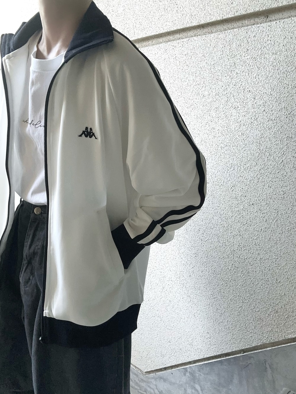 ホワイト系のジャージ、グレー系のデニムパンツを着用したレディースの夏コーディネートの3枚目の写真