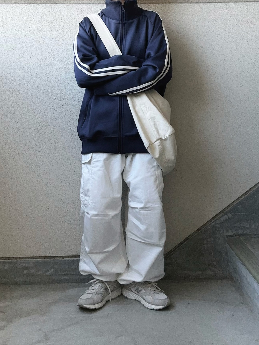 ホワイト系のカーゴパンツ、ブルー系のジャージ、グレー系のスニーカーを着用したレディースの春コーディネートの5枚目の写真