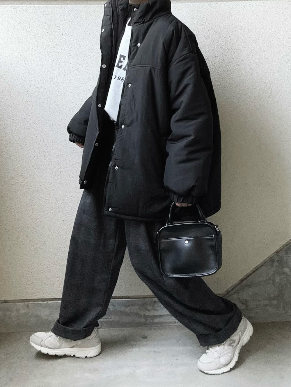 ブラック系のダウンジャケット/コート、その他のスウェット、ブラック系のニット/セーターを着用したレディースの秋コーディネートの2枚目の写真