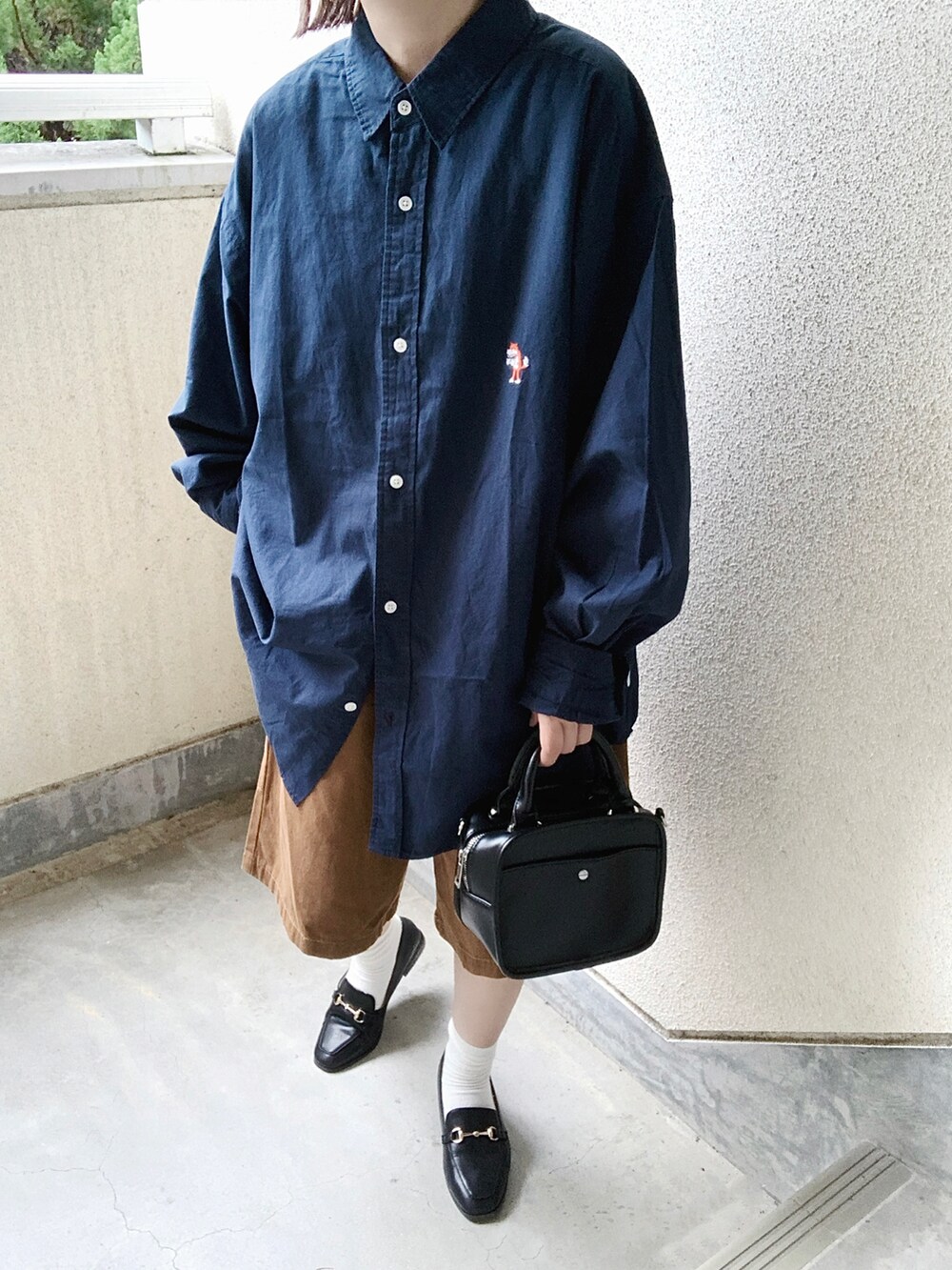 ブルー系のシャツ/ブラウス、ブラウン系のその他パンツ、ブラック系のローファーを着用したレディースの夏コーディネートの3枚目の写真