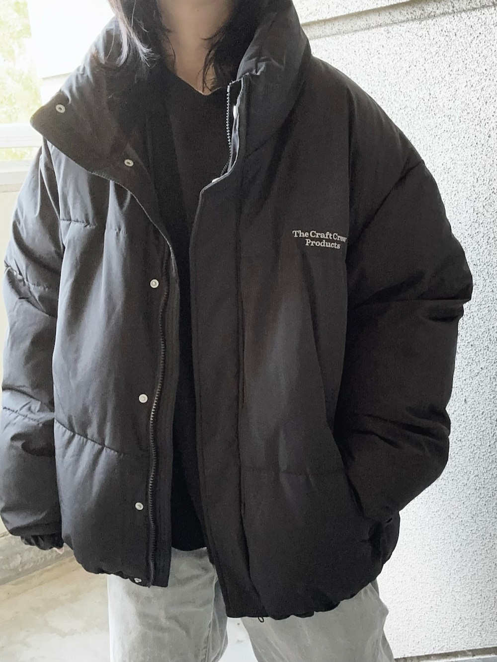 ブラック系のダウンジャケット/コートを着用したレディースの冬コーディネートの3枚目の写真