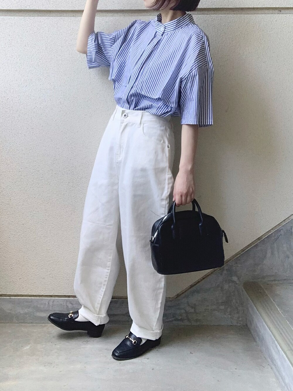 ブルー系のシャツ/ブラウス、ホワイト系のデニムパンツを着用したレディースの夏コーディネートの2枚目の写真