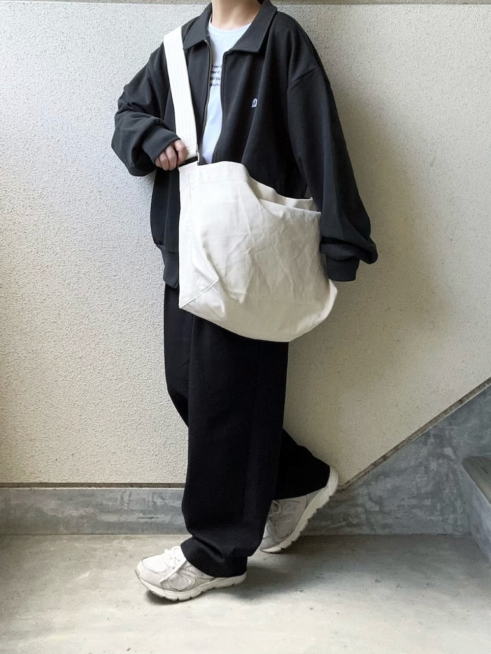 ブラック系のスウェットを着用したレディースの秋コーディネートの4枚目の写真