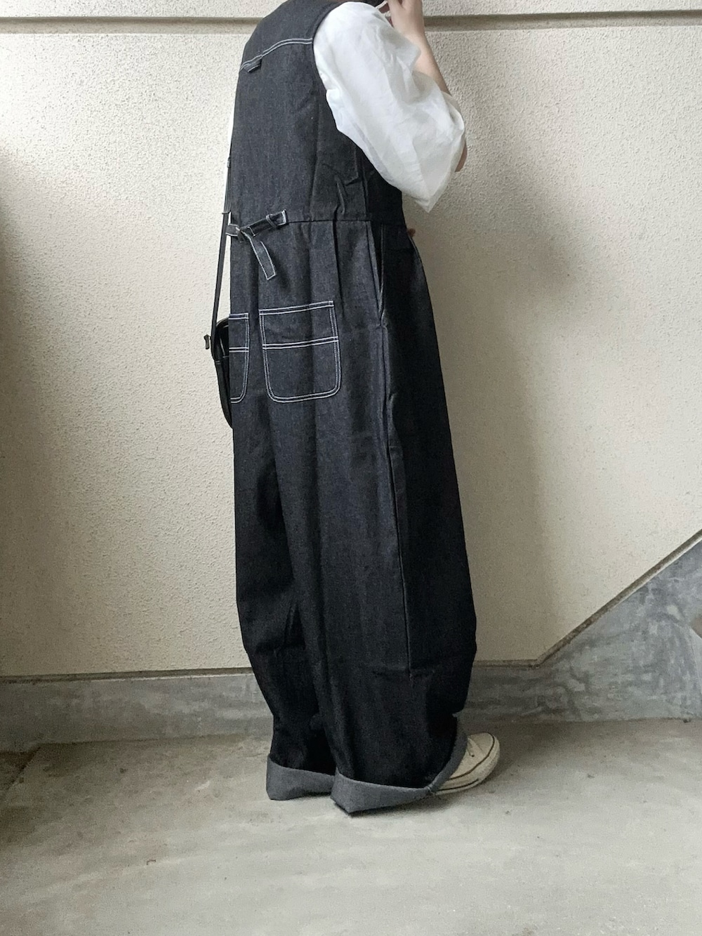 「CrispのVネックデニムサロペット（サロペット/オーバーオール、ブラック系）」を使った、あやたさん（レディース・152cm）の夏コーディネートの5枚目の写真