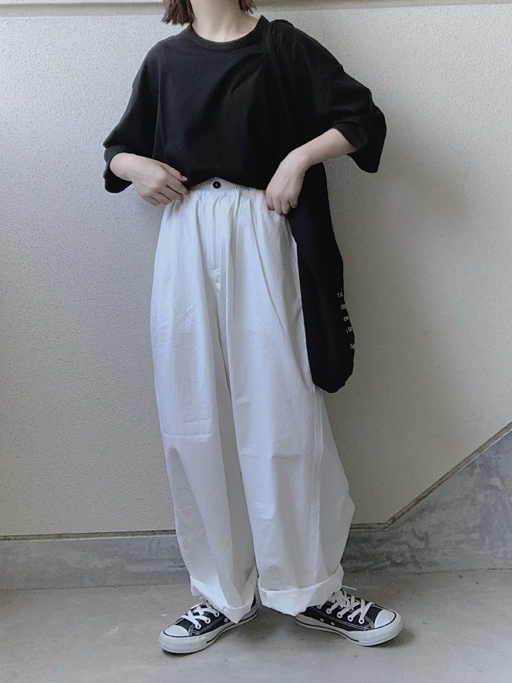 ブラック系のTシャツ/カットソー、ホワイト系のチノパンツ、ブラック系のトートバッグを着用したレディースの夏コーディネートの5枚目の写真