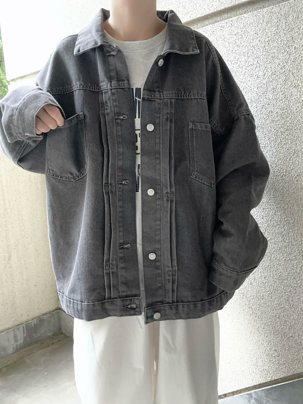 グレー系のデニムジャケット、ホワイト系のチノパンツを着用したレディースの秋コーディネートの4枚目の写真