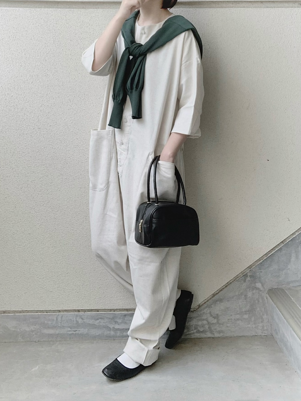 ホワイト系のサロペット/オーバーオール、グリーン系のカーディガン/ボレロ、ブラック系のバレエシューズを着用したレディースの夏コーディネートの4枚目の写真