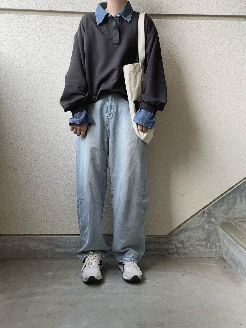 グレー系のスウェットを着用したレディースの春コーディネートの5枚目の写真