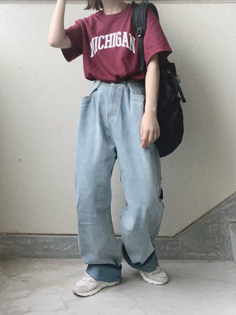 レッド系のTシャツ/カットソー、ブルー系のデニムパンツ、グレー系のスニーカーを着用したレディースの夏コーディネートの4枚目の写真