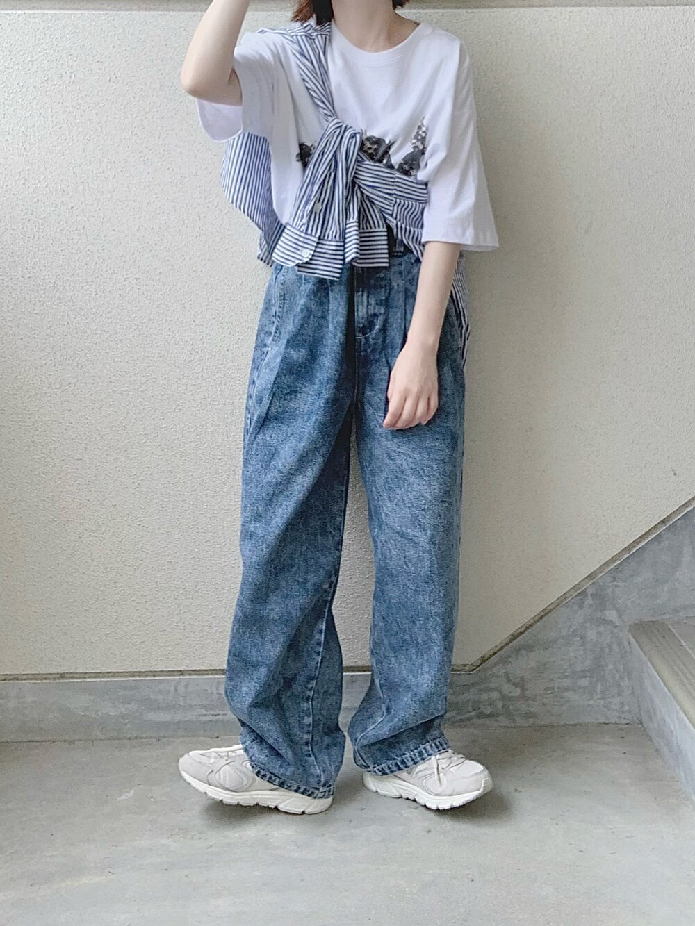 ブルー系のデニムパンツ、グレー系のTシャツ/カットソー、ブルー系のシャツ/ブラウスを着用したレディースの夏コーディネートの5枚目の写真