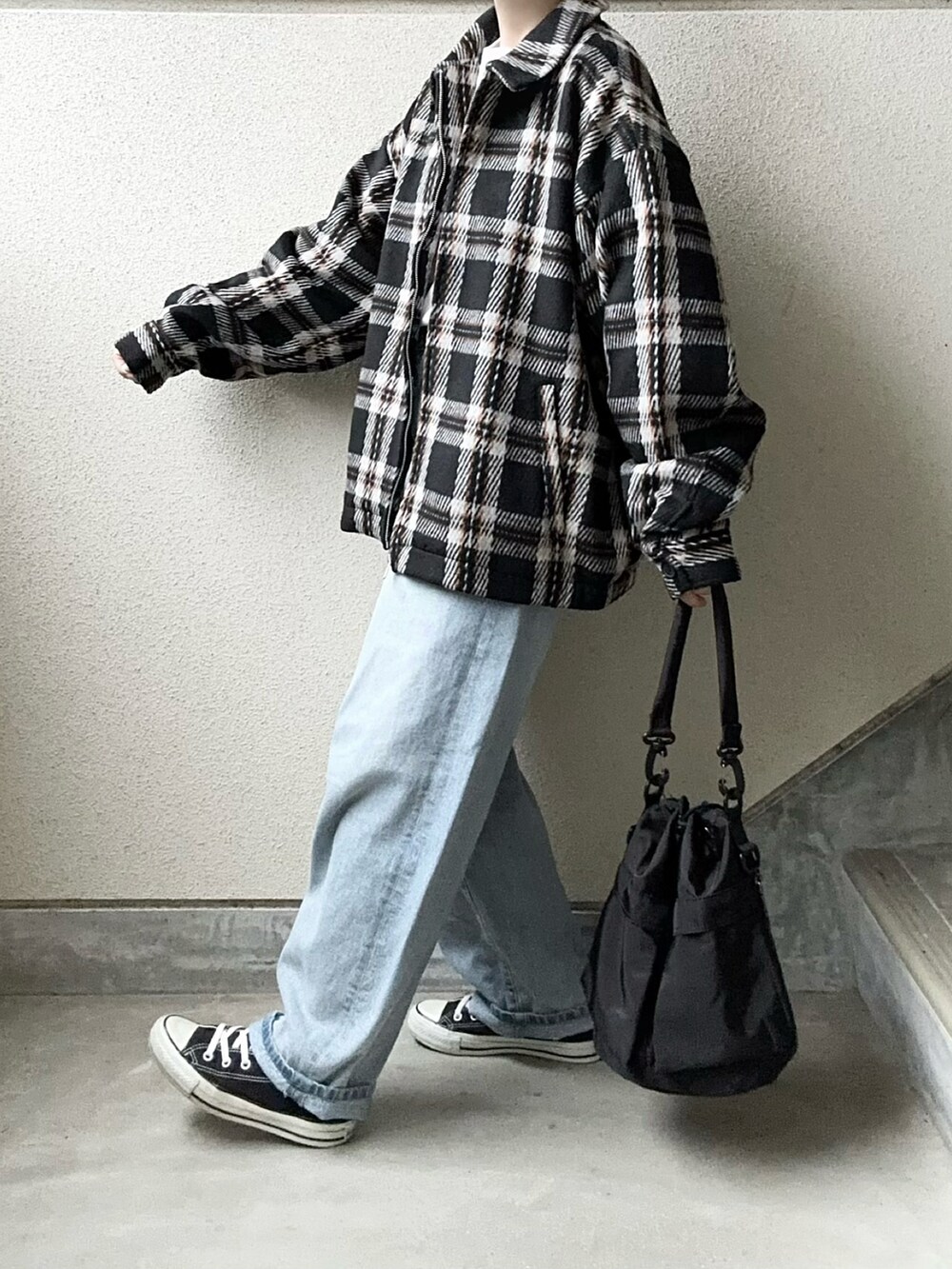 ブラック系のブルゾンを着用したレディースの冬コーディネートの3枚目の写真