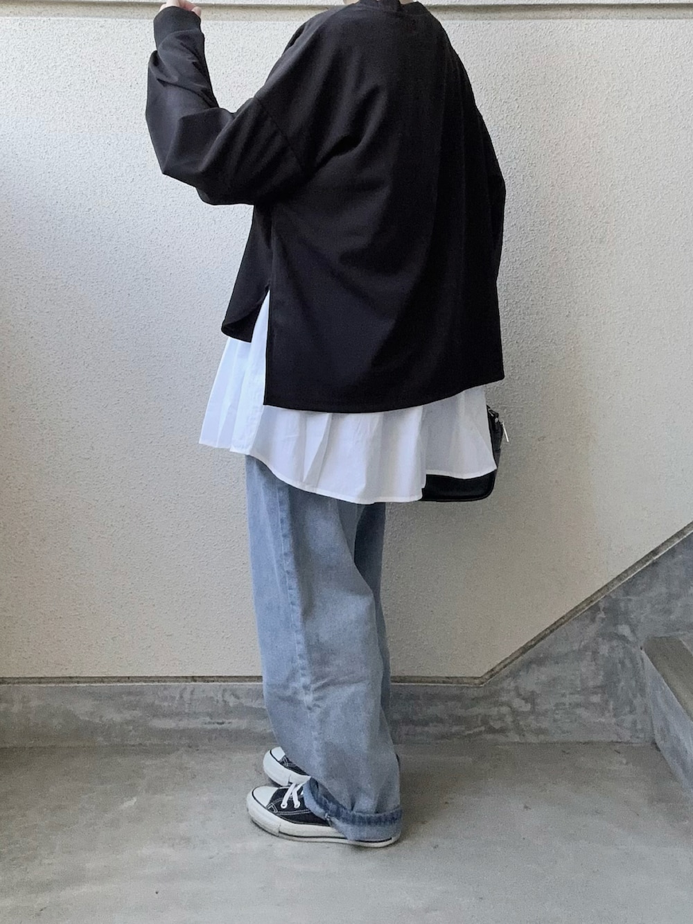 ブラック系のアンサンブルを着用したレディースの春コーディネートの2枚目の写真