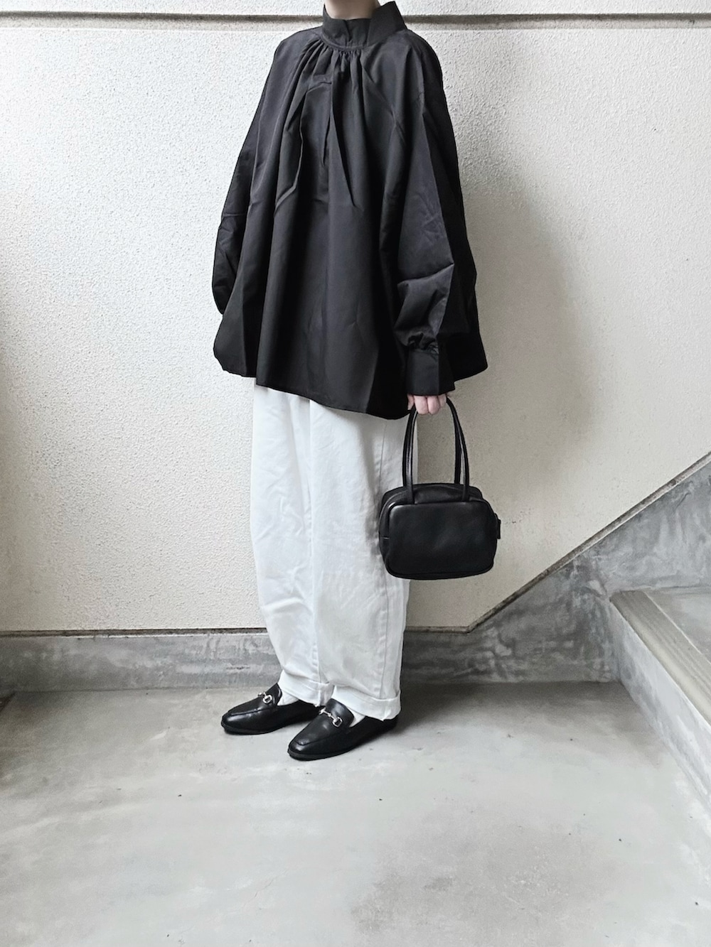 ブラック系のシャツ/ブラウスを着用したレディースの夏コーディネートの2枚目の写真