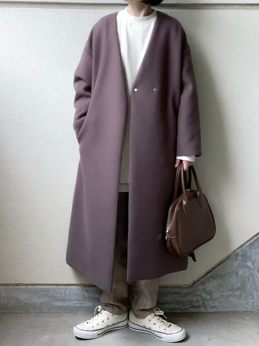 ブラウン系のノーカラーコート、その他のその他パンツ、ブラウン系のボストンバッグを着用したレディースの秋コーディネートの2枚目の写真