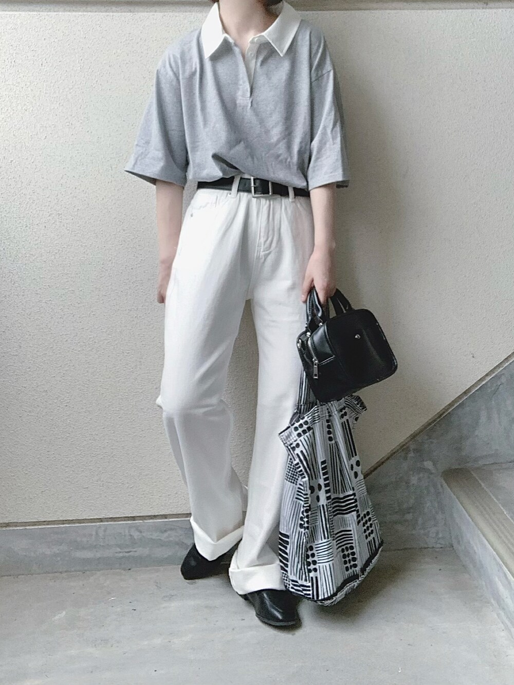 ホワイト系のデニムパンツ、グレー系のシャツ/ブラウス、ホワイト系のエコバッグ/サブバッグを着用したレディースの夏コーディネートの2枚目の写真