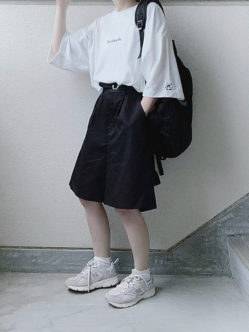 ホワイト系のTシャツ/カットソー、ブラック系のその他パンツ、グレー系のスニーカーを着用したレディースの夏コーディネートの3枚目の写真