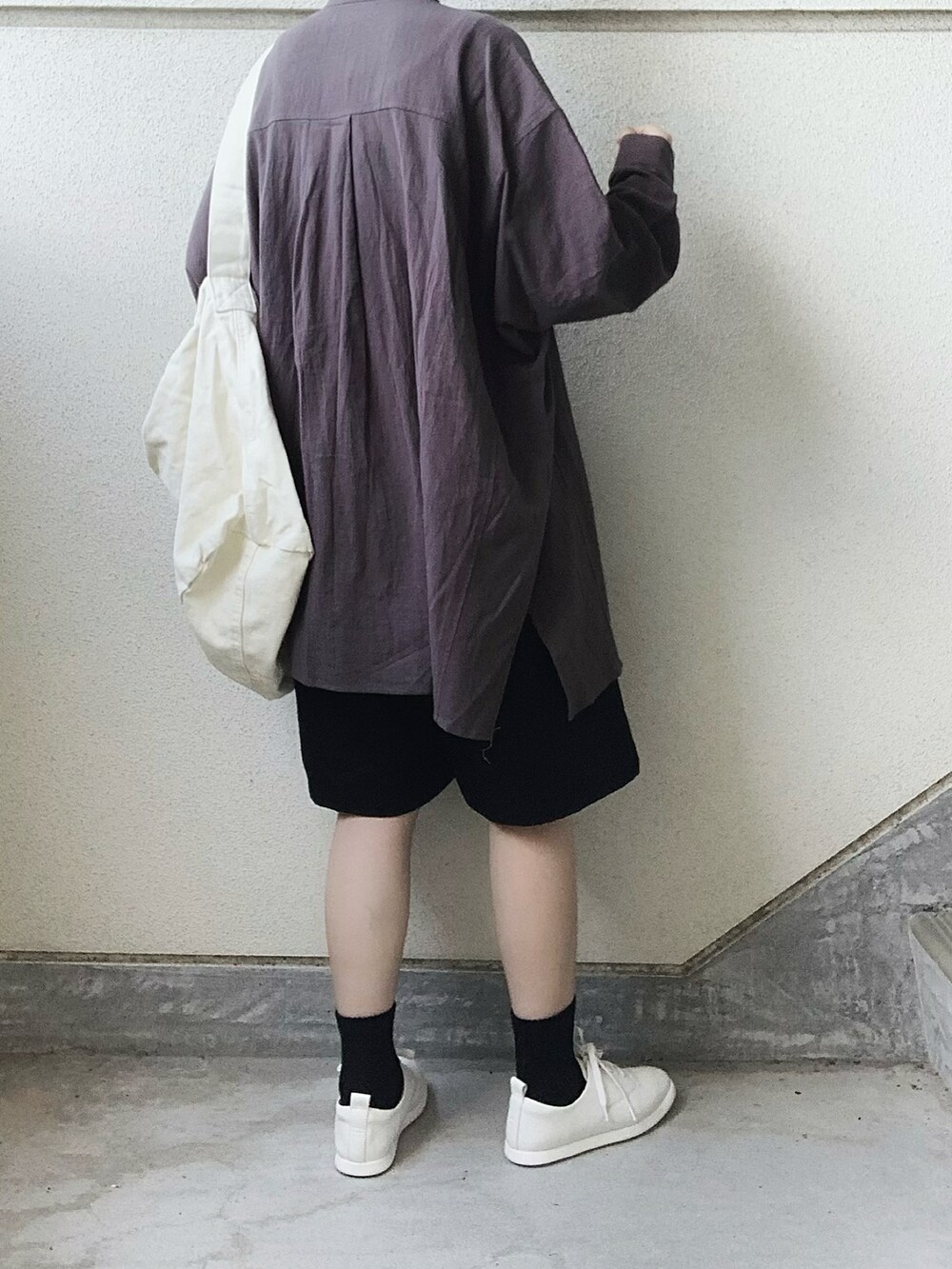 グレー系のシャツ/ブラウス、その他のTシャツ/カットソー、ホワイト系のショルダーバッグを着用したレディースの夏コーディネートの3枚目の写真